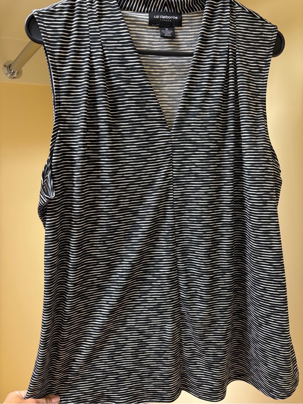 Liz Claiborne Black & White Striped Sleeveless V-Neck top